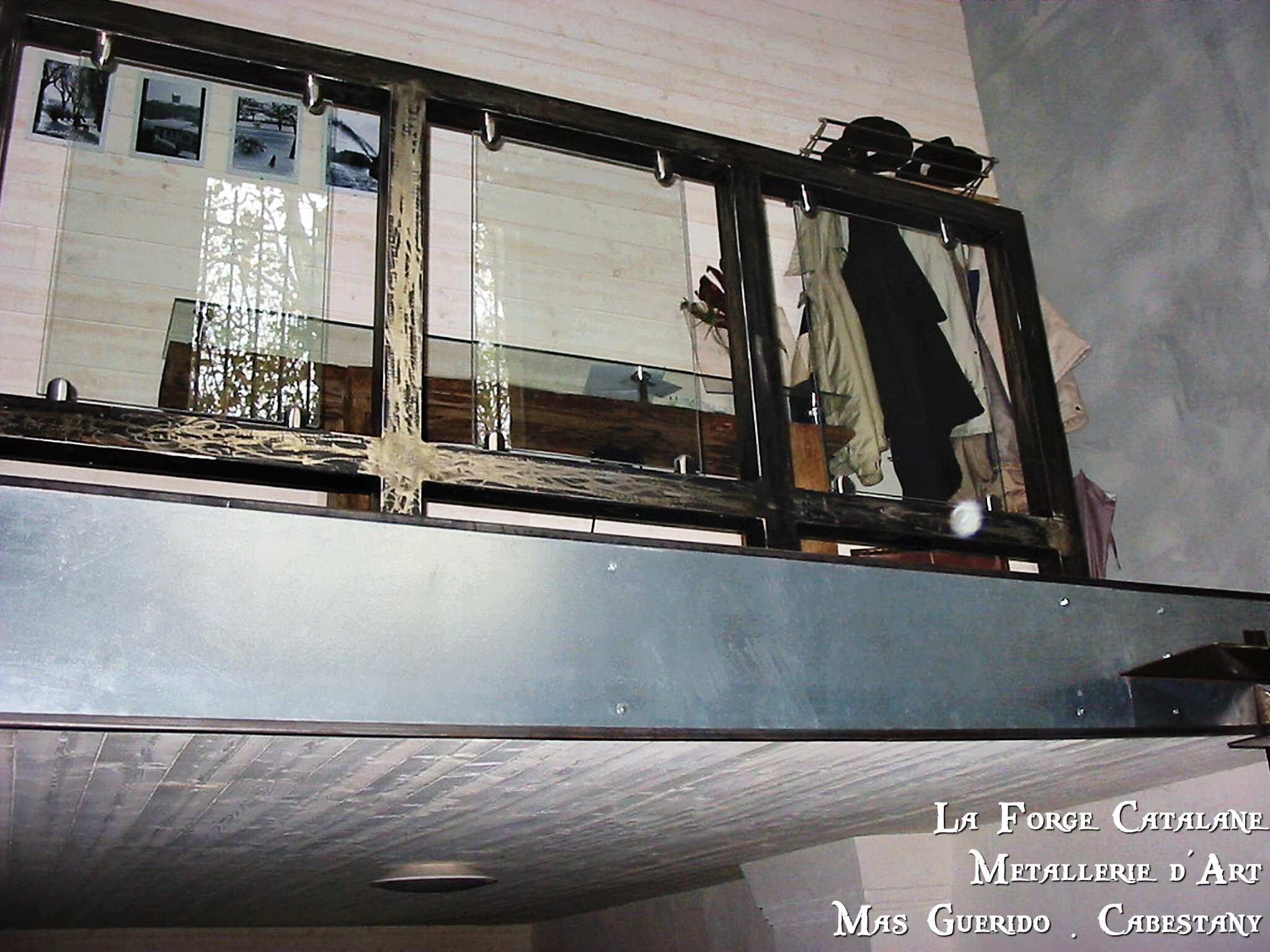 Garde corps ossature lourde vitrage forge catalane.jpg